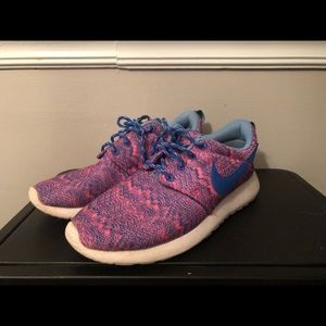 Women running Roshes tennis shoe